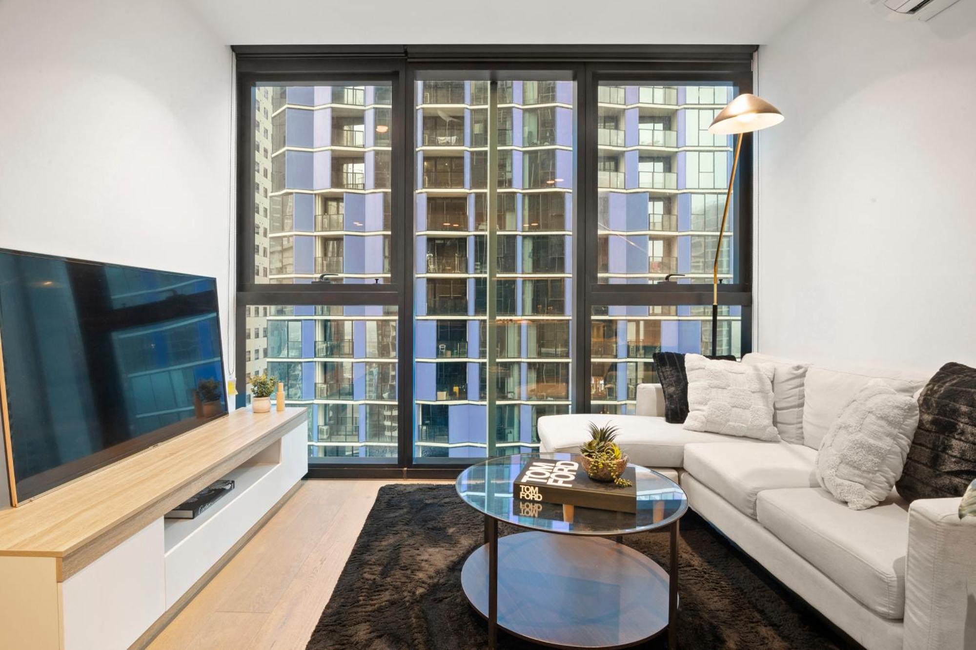 Luxury 2br In Melb Cbd With Pool And Gym