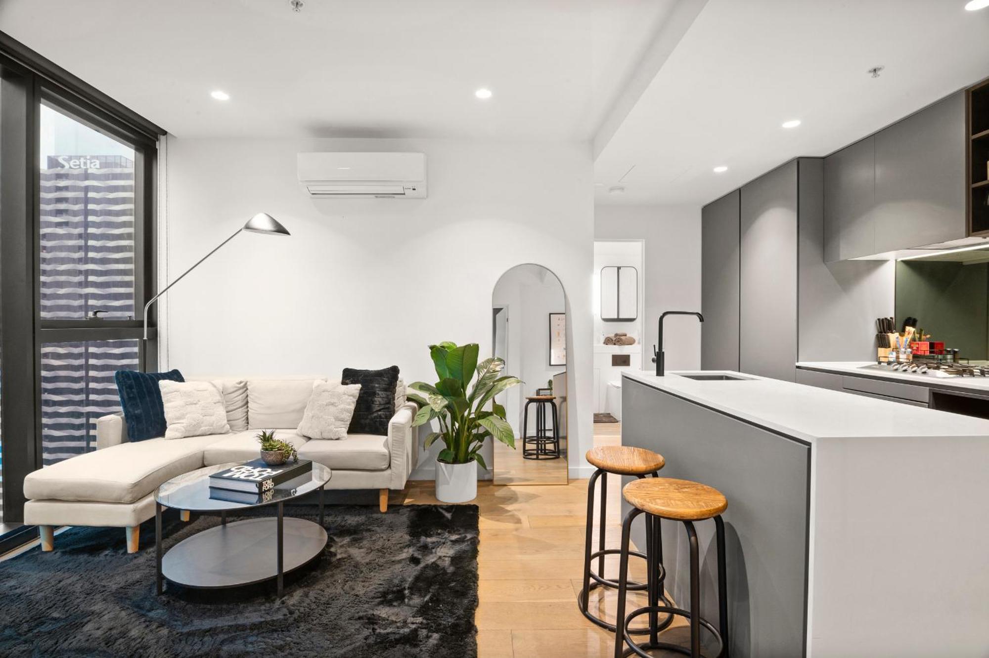 Luxury 2br In Melb Cbd With Pool And Gym Apartment Melbourne