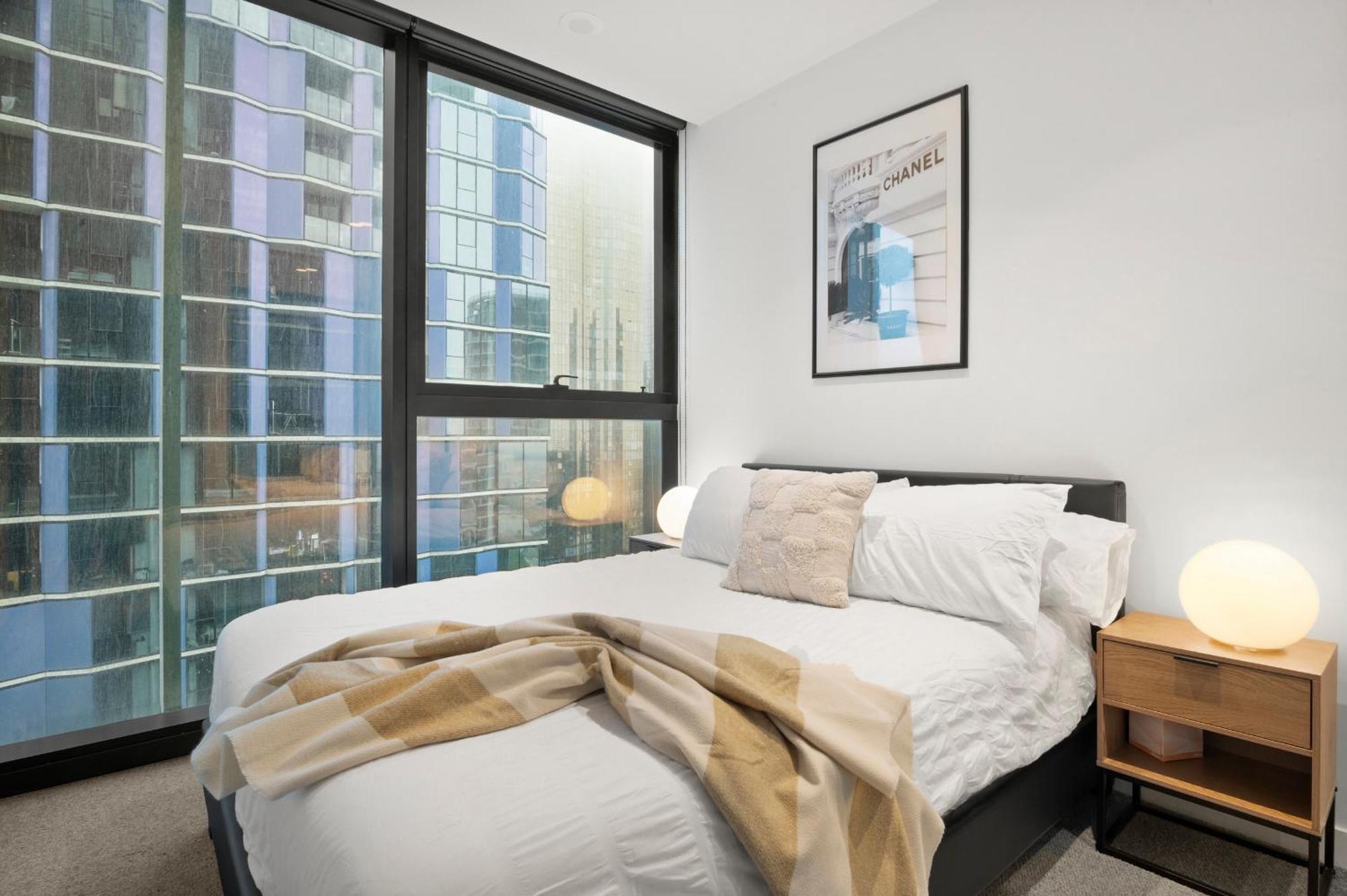 Luxury 2br In Melb Cbd With Pool And Gym