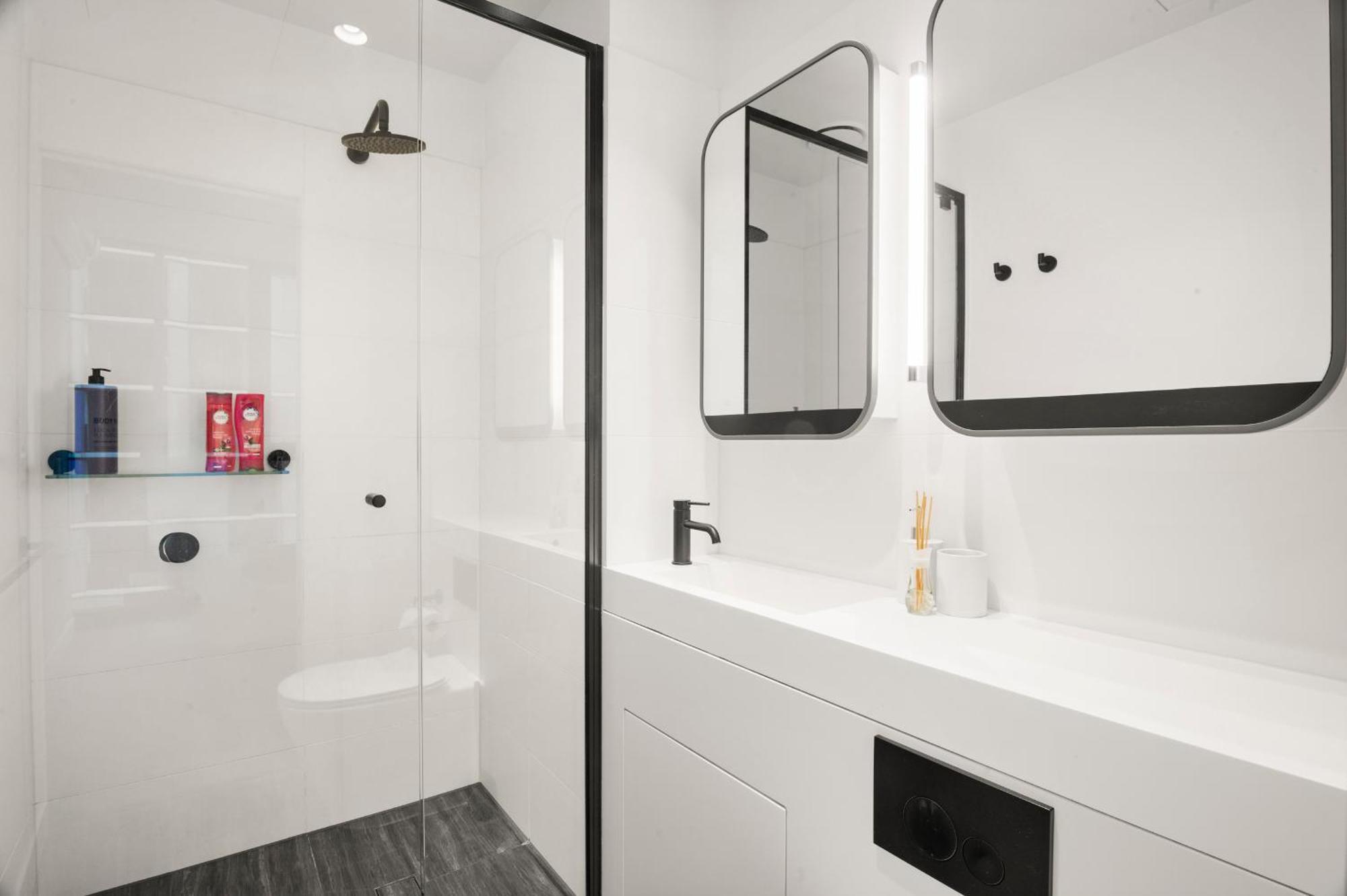 Luxury 2br In Melb Cbd With Pool And Gym *