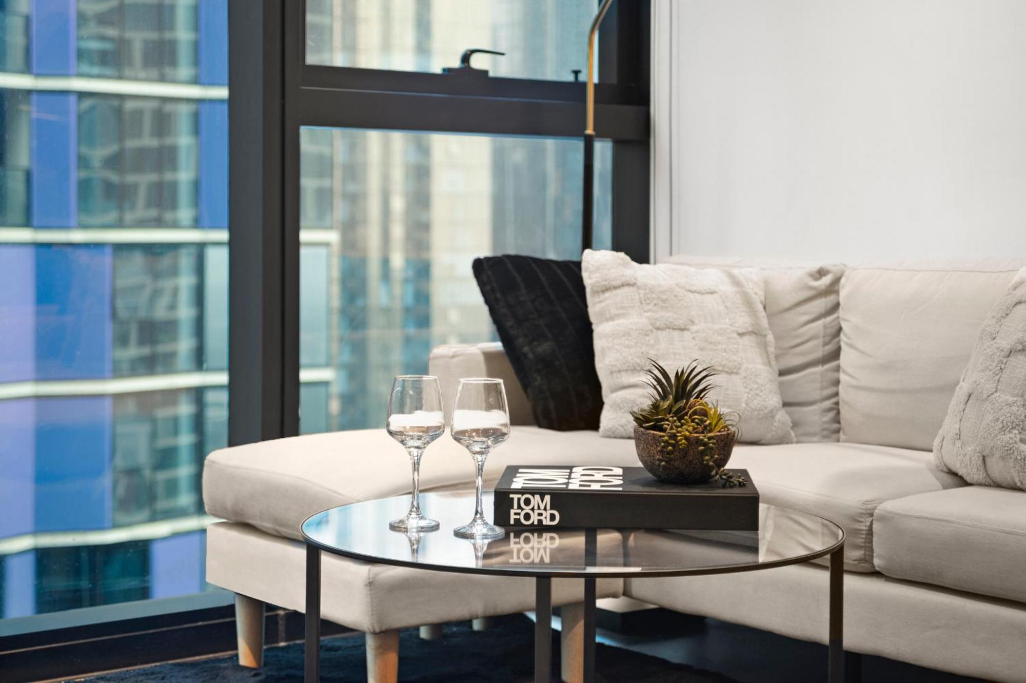 Luxury 2br In Melb Cbd With Pool And Gym Apartment Melbourne